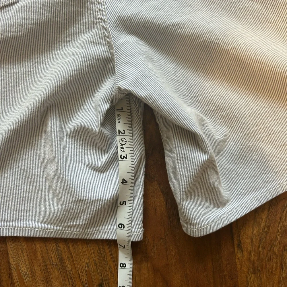 Women’s Mid-Rise Shorts with Pockets Size 10 Perfect For Summer